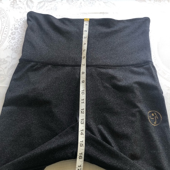 Zumba Fitness Marvelous Women’s Size M Grey Capri Leggings Pants High-Waisted - Picture 10 of 16